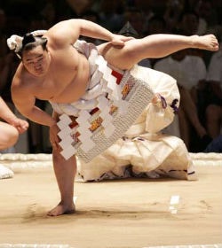 lottatore di sumo con la gonna